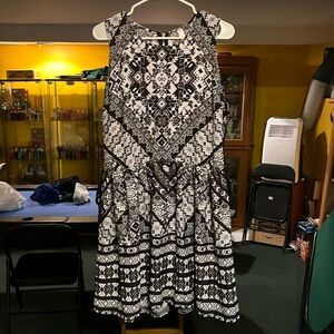 Women’s black and white dress XXL